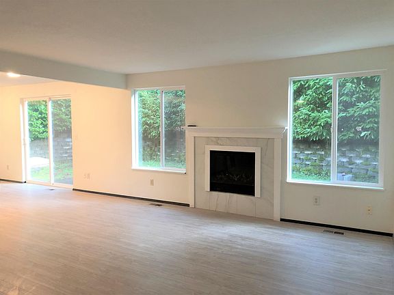 4th image of 15325 SE Newport Way