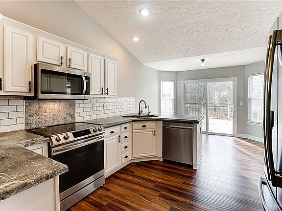 3rd image of 589 E Brooke Dr