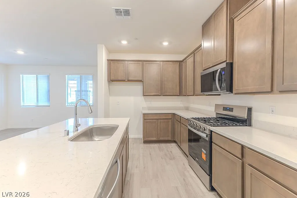 3 bed, 2.5 bath, 1687 sqft, $2,550 — Photo 4
