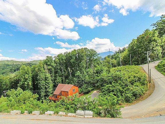 3rd image of 1225 Hemlock Dr