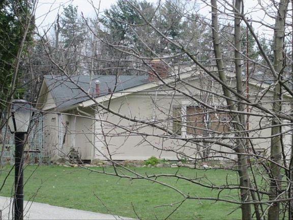 2nd image of 28 E Bel Meadow Ln
