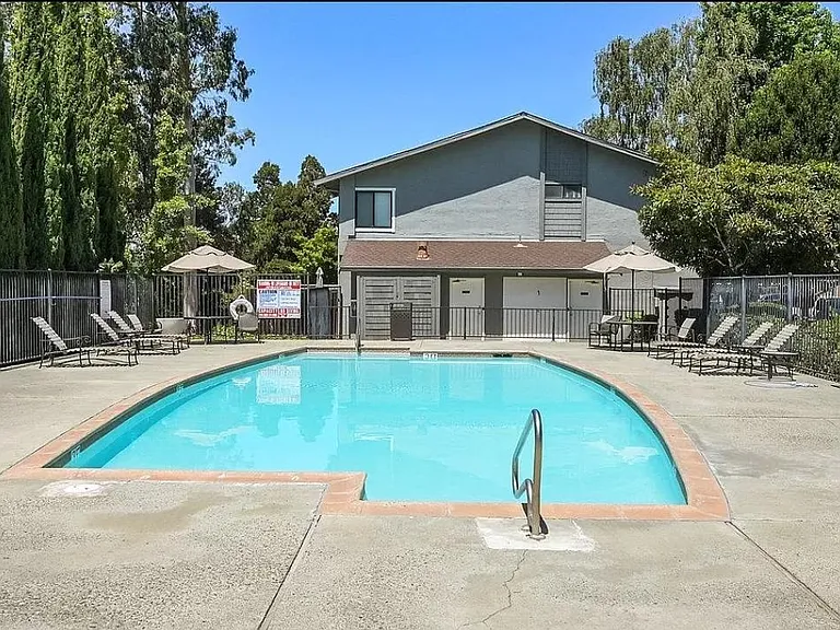 900 Cambridge Dr — Photo 13