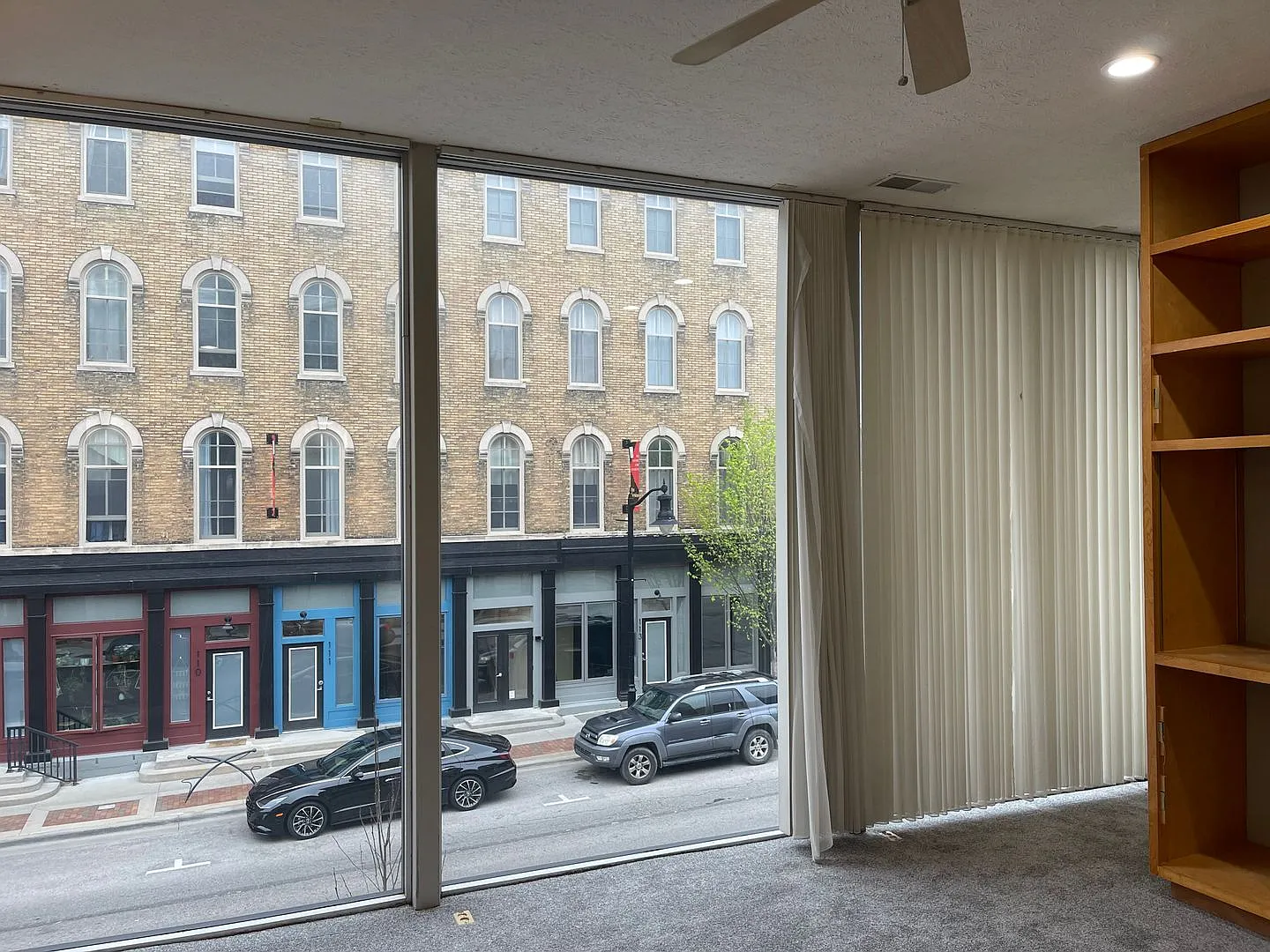 Large Downtown Condo — Photo 3
