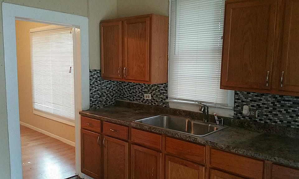 2nd image of 402 W 4th St