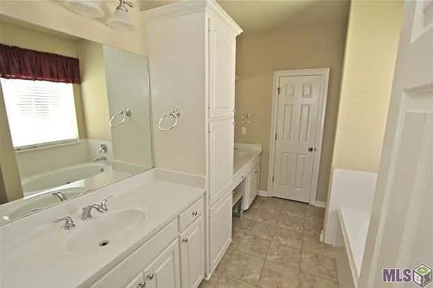 Building Photo - 9039 Lake Mist Dr