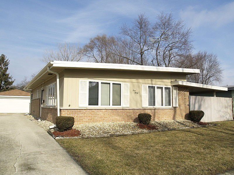 1st image of 330 Somonauk St