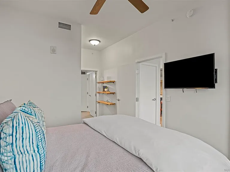 800 The Mark Ln #2307 — Photo 23