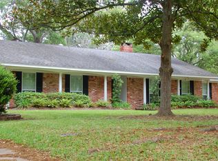 302 Forest Dr, Lake Jackson, TX 77566