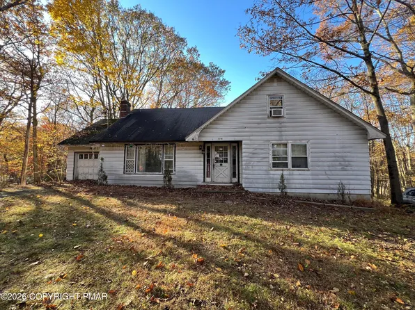 178 Twin Lakes Dr, Shohola, PA 18458