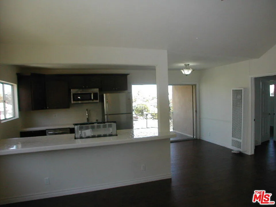 2 bed, 1.5 bath, 1100 sqft, $2,875 — Photo 3