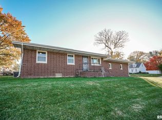 695 N 11th Ave, Canton, IL 61520