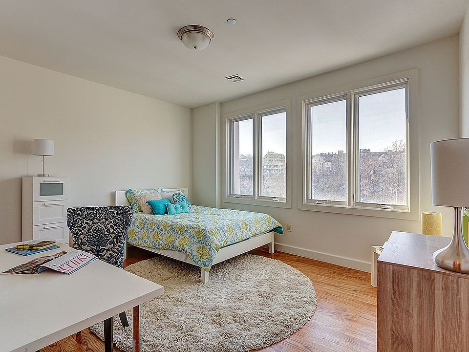 1st image of 90 Bay St
