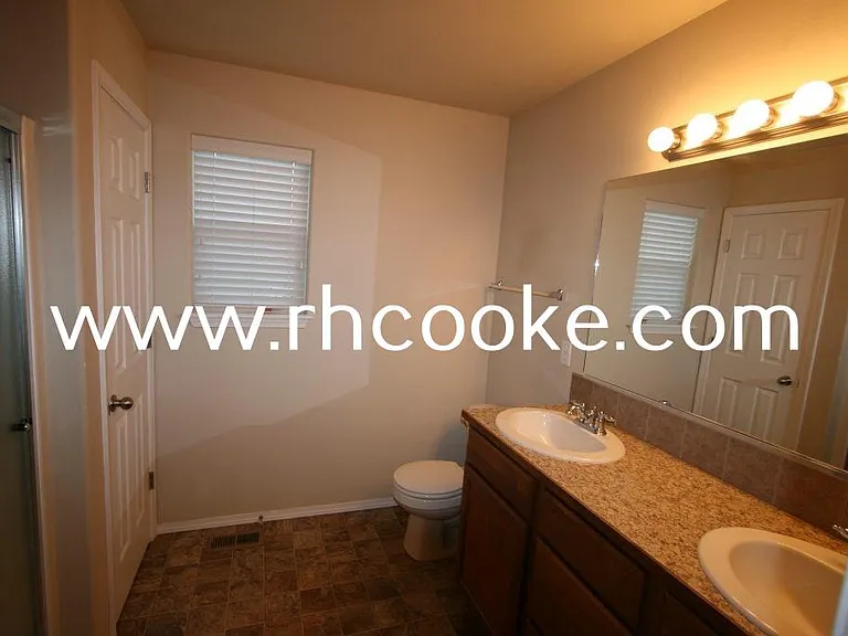 9204 N Oak St — Photo 12