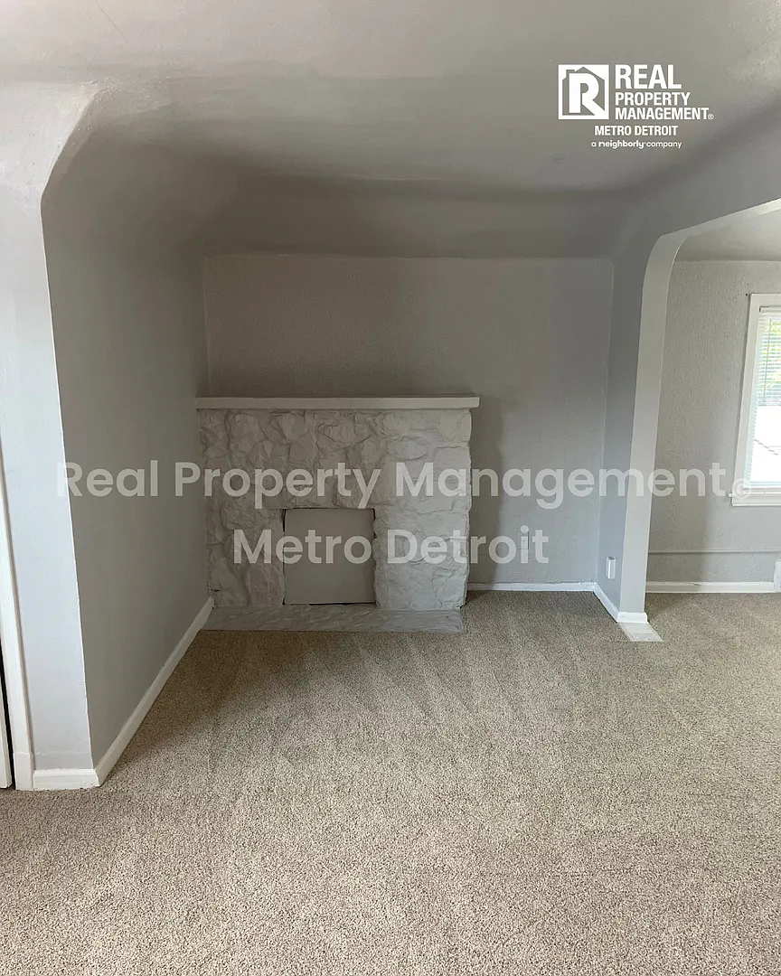 2-Bedroom Upper Unit in Pontiac, Michigan — Photo 4