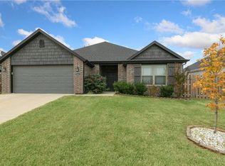 1041 Lakeview Dr, Centerton, AR 72719