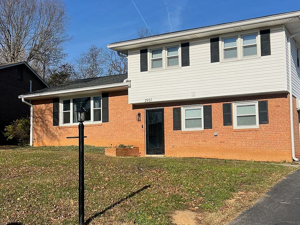 Welcome to 2931 Neil! Brick Split Level 4 Bedroom, 2 Bath Home in North Roanoke County!