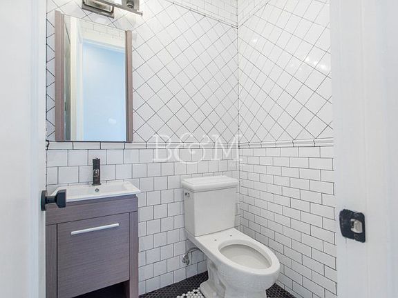 3rd image of 366 Palmetto St APT 1L