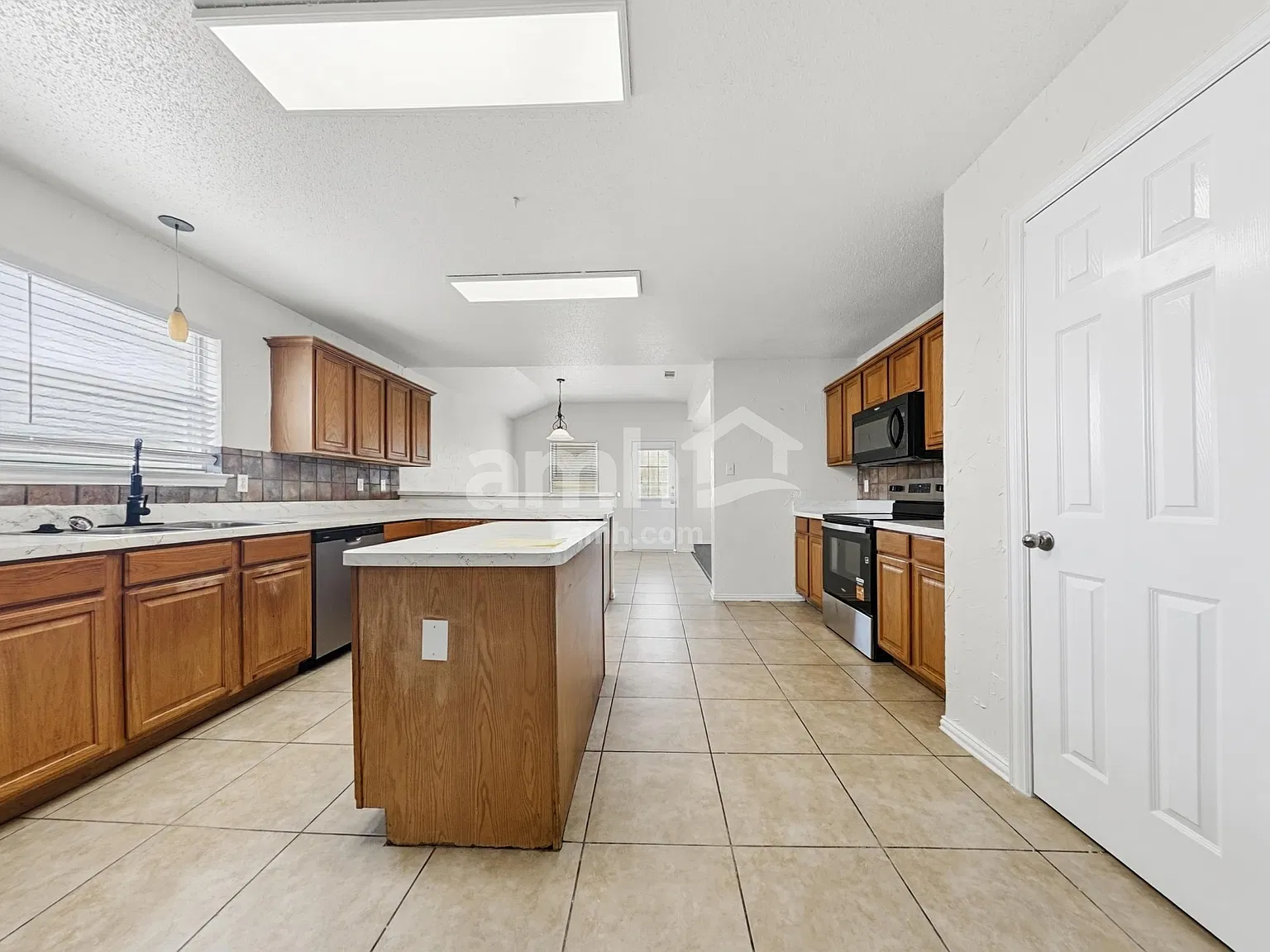 4 bed, 2.5 bath, 2722 sqft, $2,855 — Photo 4