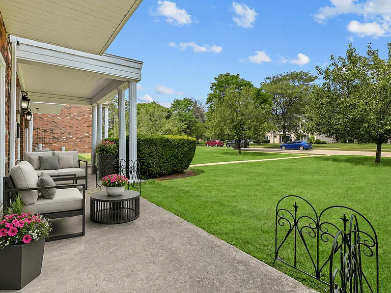 Apple Ridge Apartments - Livonia, MI — Photo 15