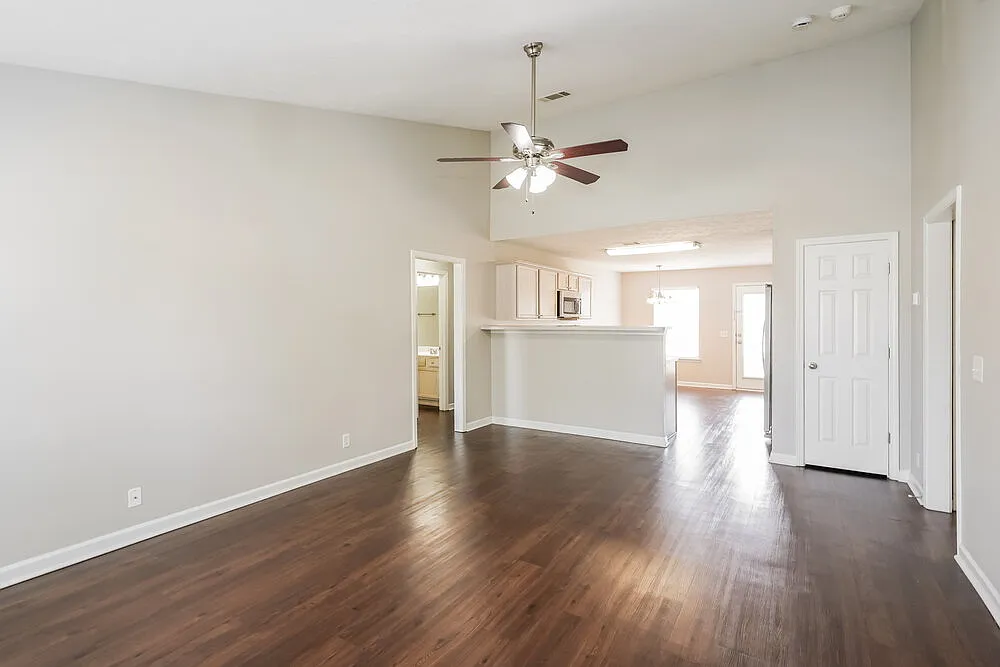 3 bed, 2.0 bath, 1220 sqft, $1,905 — Photo 3