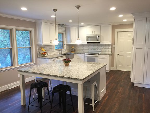 3rd image of 4901 Prestwick Ln