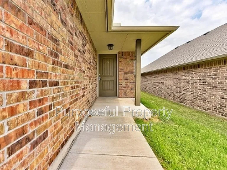 4313 Edinburg Way — Photo 2