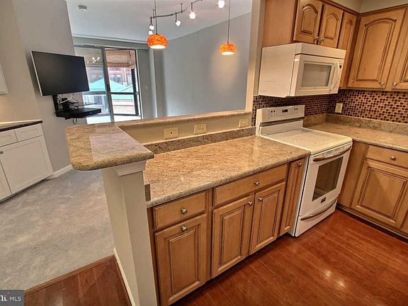 5th image of 24 Courthouse Sq APT 112
