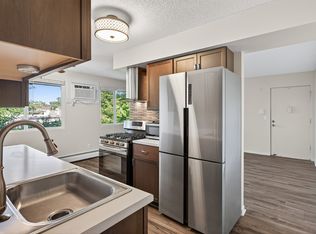 2710 Rosalyn Ct APT 303, New Hope, MN 55427