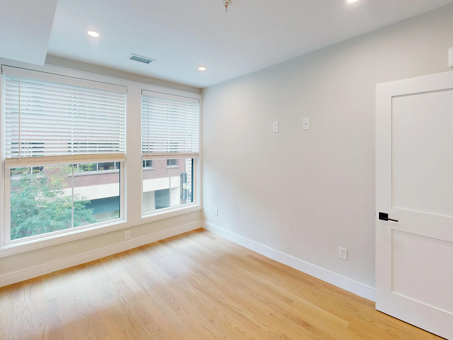 4 bed, 1100 sqft, $7,750 — Photo 2