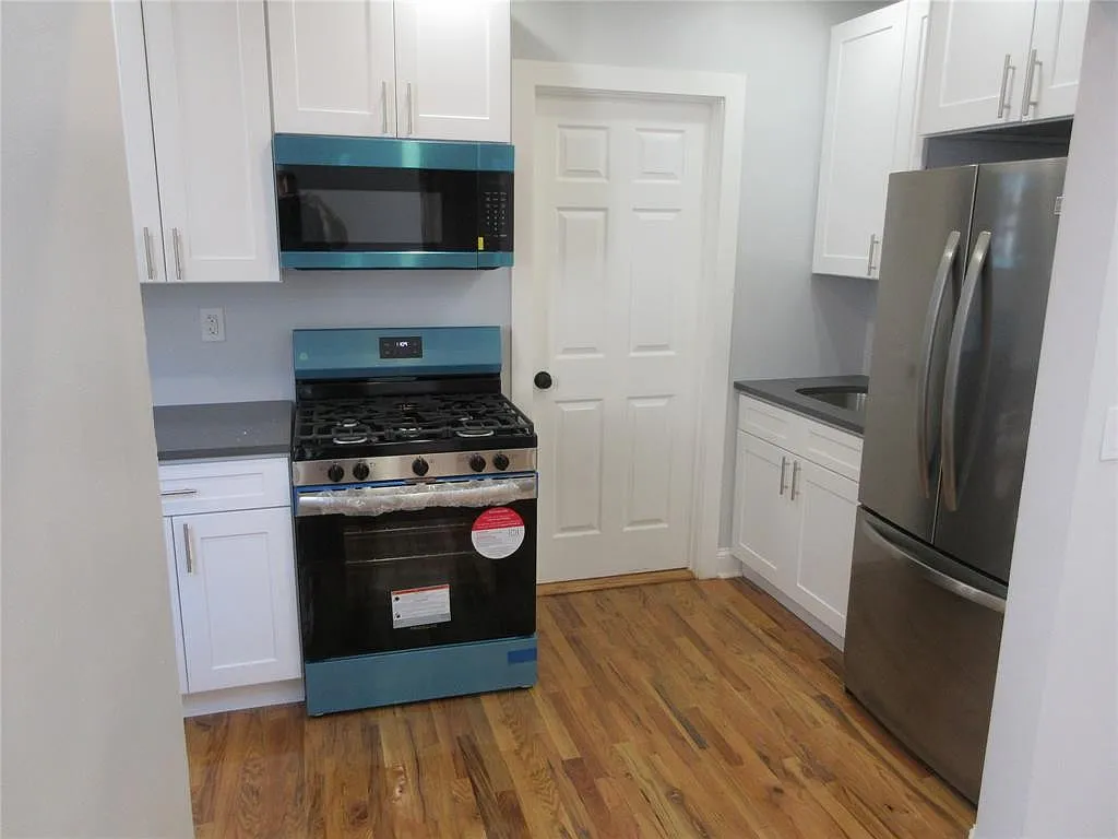 3 bed, 850 sqft, $3,300 — Photo 4