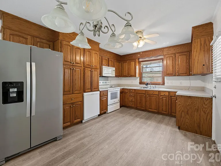 1502 Cloverdale Ln — Photo 5