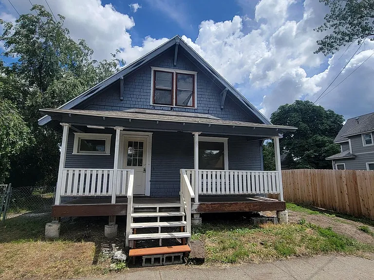 2112 N Astor St — Photo 1