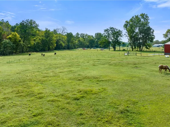 1571 N Center St #37, Gentry, AR 72734