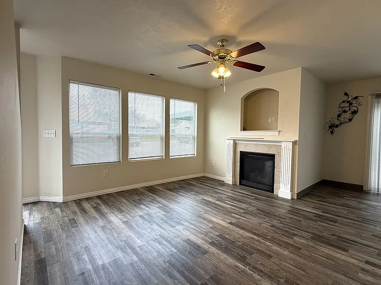 Midland 4-Plex 141 — Photo 9