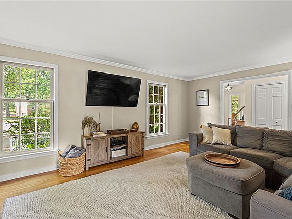 4th image of 114 Surrey Ln