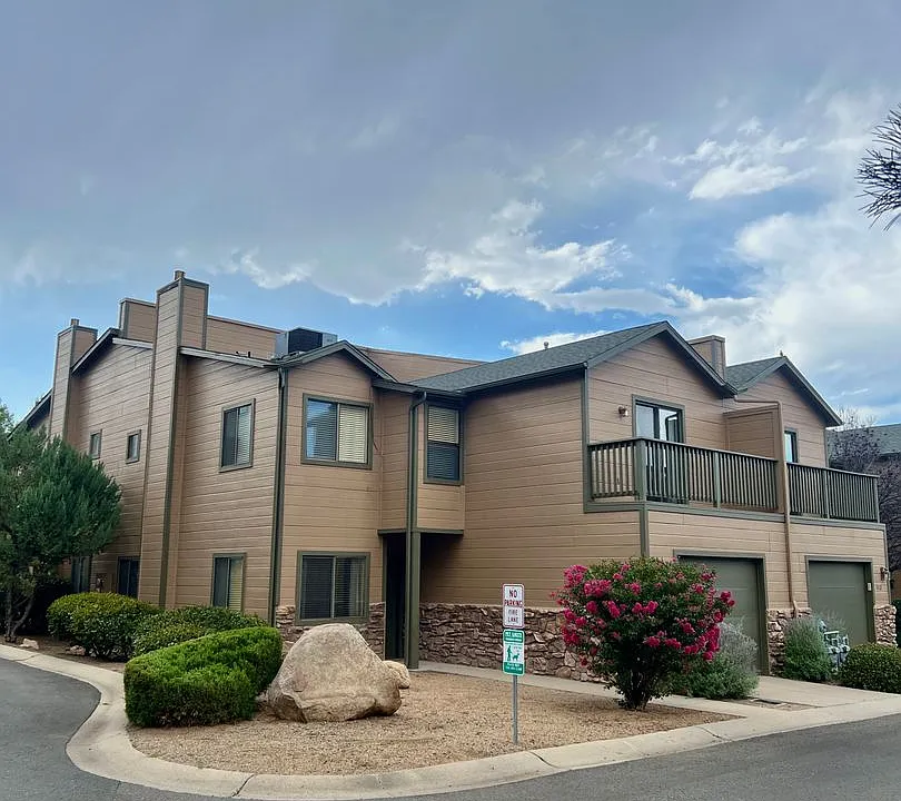 1120 Leaf Ln