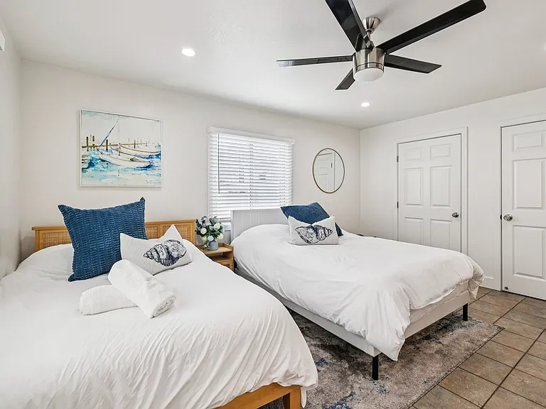 722 Sunset Ct — Photo 16