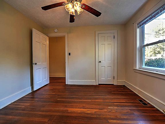 3rd image of 615 Lawrence Ave