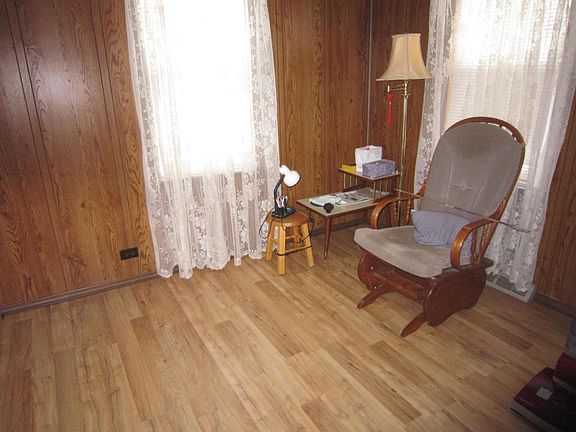 5th image of 204 E Avenue B