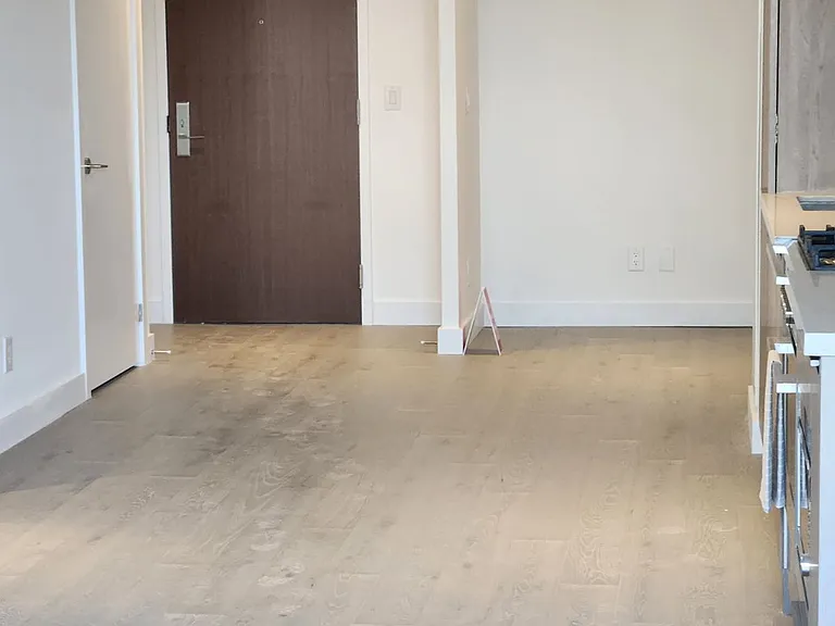 160 Kingsway Cres #418 — Photo 4