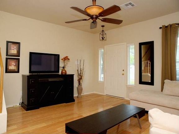 4th image of 410 Bandstand Ln