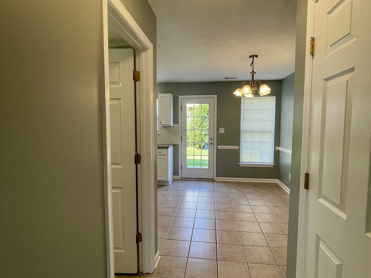 1031 Middle View Drive - 1 — Photo 4