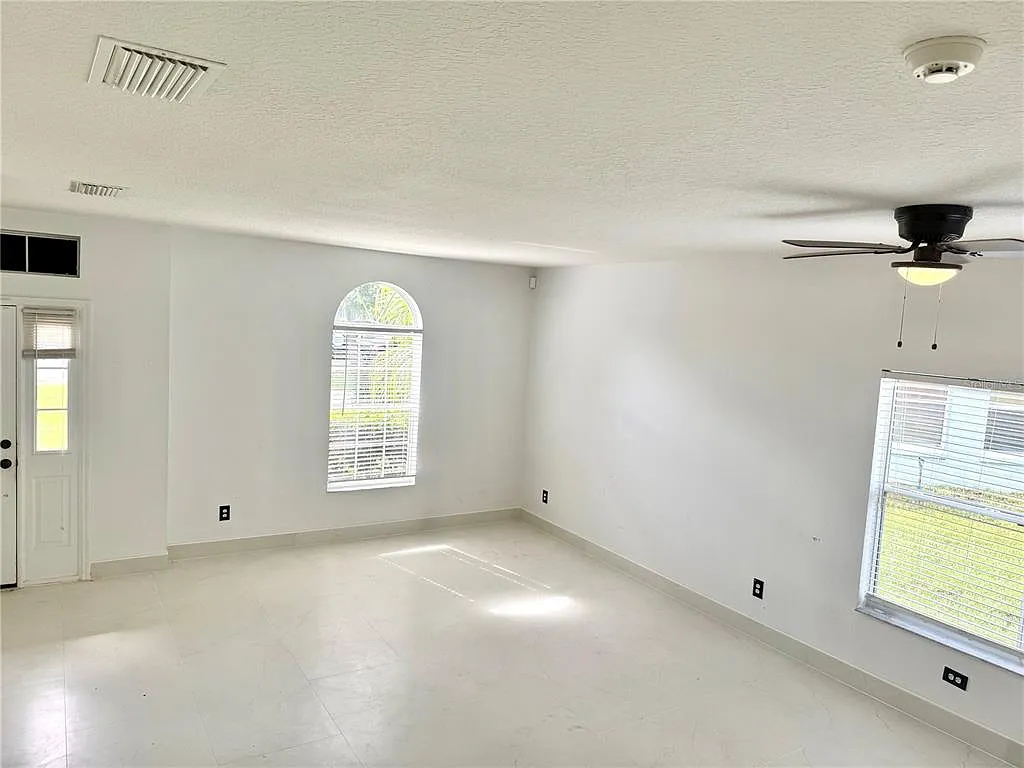 5 bed, 3.0 bath, 3074 sqft, $3,900 — Photo 4