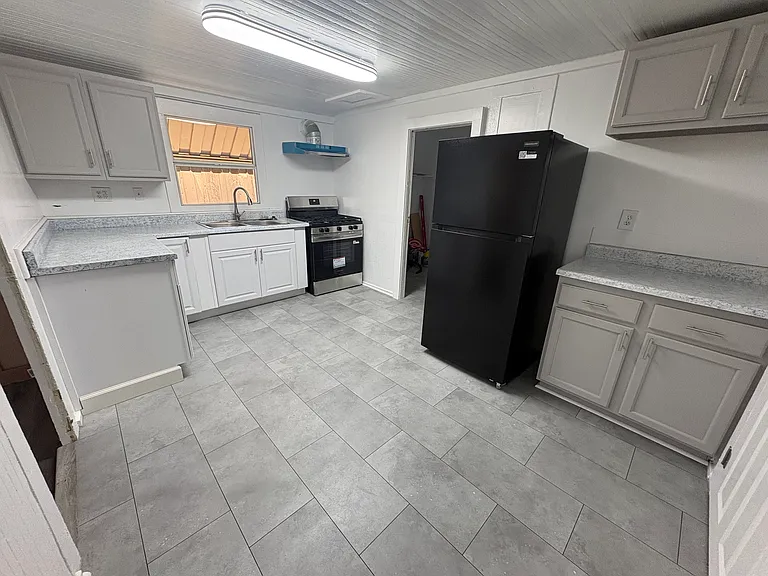 563 W Sepulveda St — Photo 11