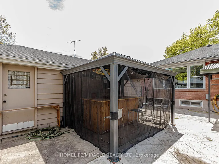 563 Taplow Cres — Photo 47