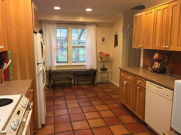 5th image of 1421 Heritage Dr