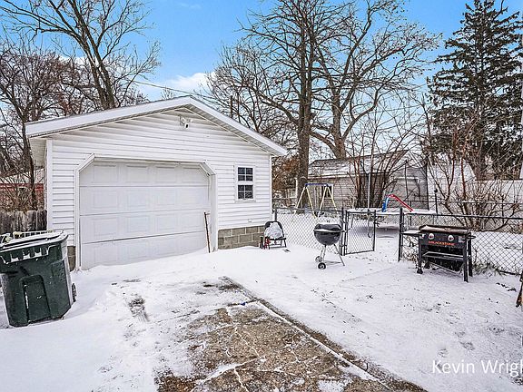 4th image of 1062 Langeland Ave