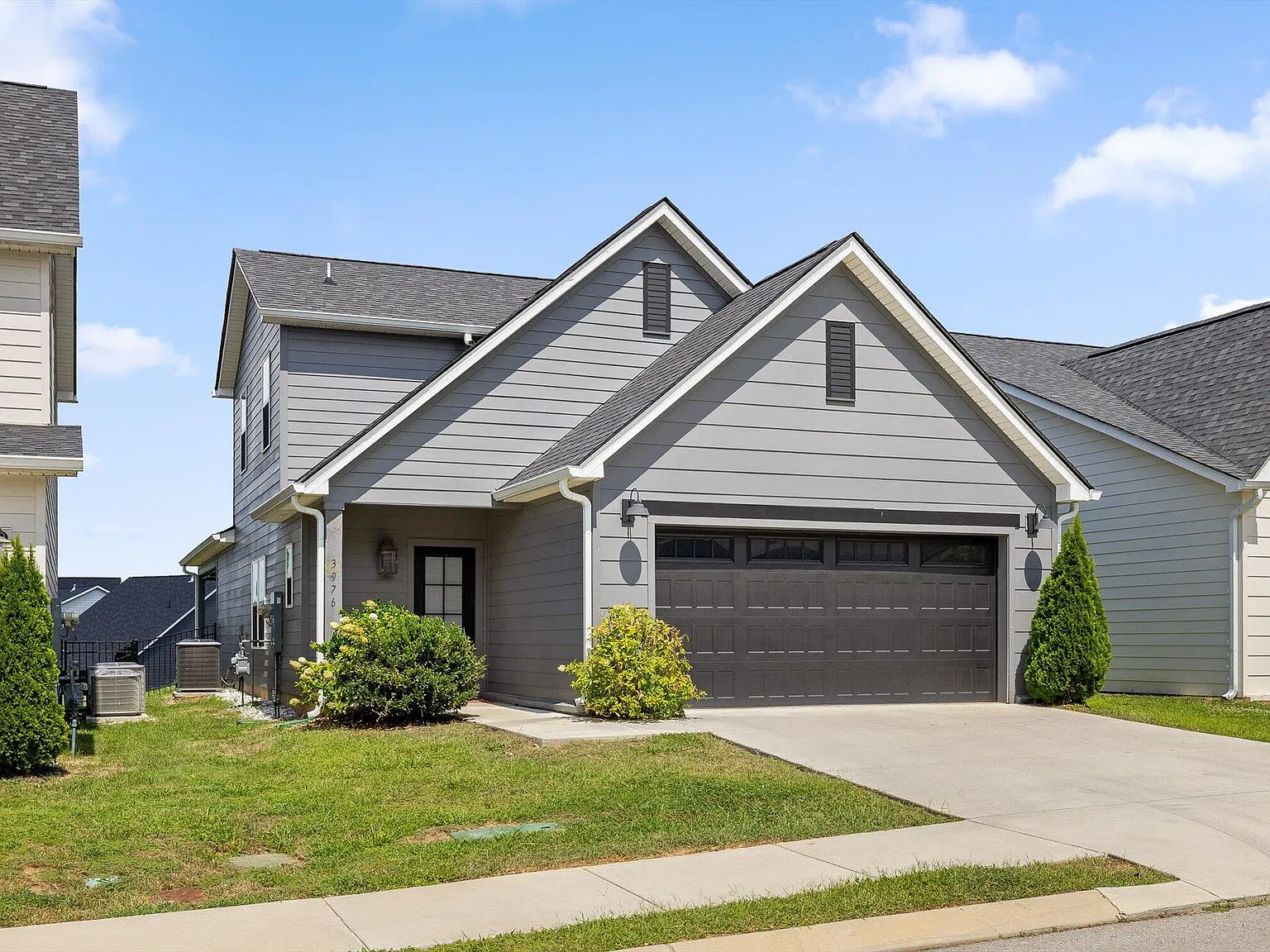 3 bed, 2.5 bath, 1681 sqft, $2,600 — Photo 2