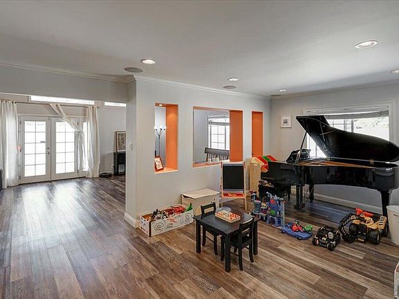 4th image of 2415 Sherbrook Ave