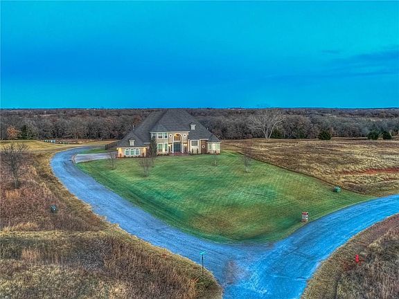 2nd image of 2302 Clubhouse Dr